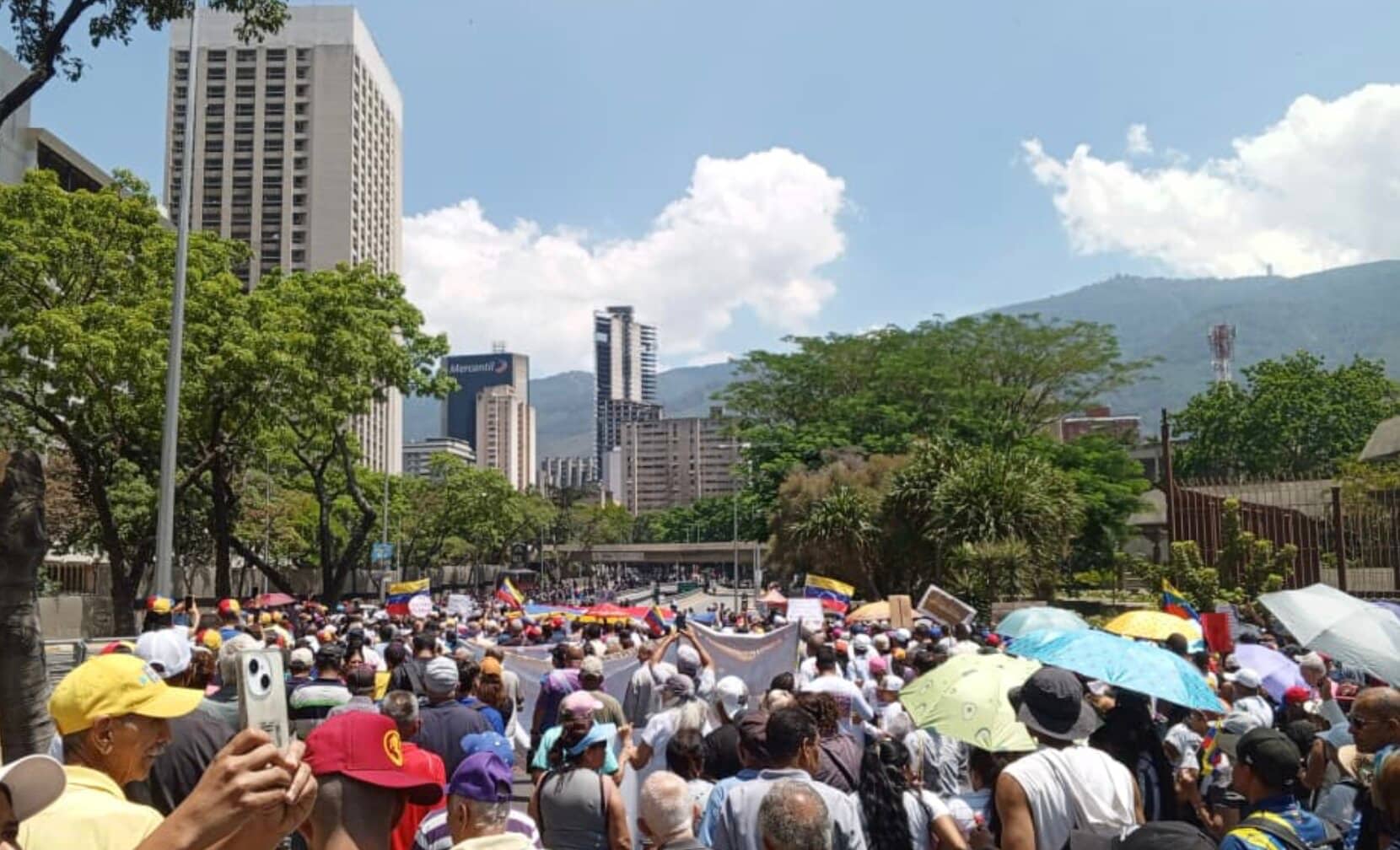 Venezuelan Public Sector Workers Defy Police Blockades to Demand Higher Pay at Presidential Palace